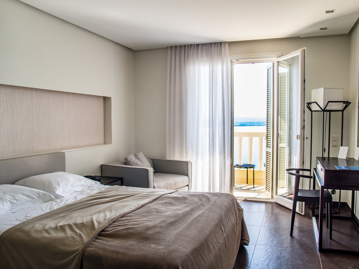 Sea room: the balcony door open on the water
